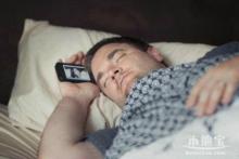 خطرات قرار گرفتن موبایل در کنارتان هنگام خواب