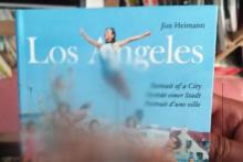 فروش کتاب همجنس بازی با تصاویر مستهجن در نمایشگاه کتاب (+تصاویر)