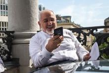 عکس/ رمز گشایی از گوشی موبایل جواد ظریف