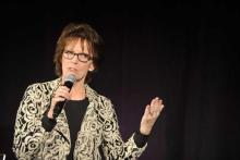 خانمی که صدایش بر روی میلیون ها آیفون است (+عکس)