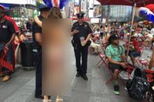 معضل زنانه برهنه در میدان تایمز نیویورک (+عکس) 