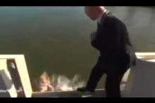 فیلم/ به آب افتادن مجری زن در برنامه زنده تلویزیونی