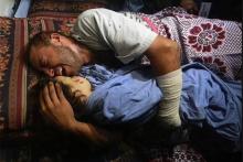 تصویر وداع پدر فلسطینی با دختر دو ساله شهیدش در شبکه&zwnj;های اجتماعی