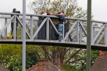 عابران پیاده‌‌ای که نجات مرد از خودکشی را به سلفی‌گرفتن ترجیح دادند (+تصاویر) 