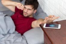 لزوم کوک کردن ساعت به جای تلفن همراه برای خواب بهتر