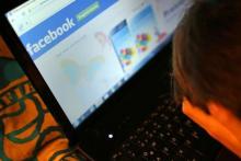 شکایت دختر نوجوان از والدینش برای انتشار عکس‌هایش در کودکی