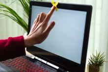 چرا باید دوربین لپ‌تاپ را بپوشانیم؟