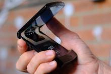 نمایشگر گوشی تاشوی موتورولا باد می‌کند!