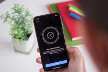 اپل با استفاده از تأیید سلفی، کارت شناسایی را به برنامه Wallet اضافه می‌کند.