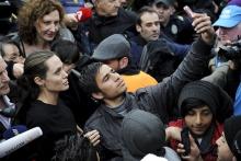 سلفی گرفتن مهاجران با آنجلینا جولی