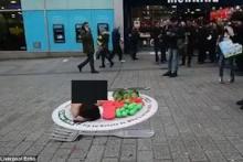 برهنه شدن خیابانی یک زن، در اعتراض به مصرف خروس! (+تصویر)