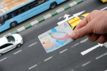 اگر برای کارت سوخت اقدام نکردید، به دفاتر پلیس+۱۰ مراجعه کنید/ مشاهده‌ وضعیت کارت‌ سوخت‌ در POST.IR و EPOLICE.IR میسر است/ مابه‌التفاوت قیمت بنزین در کارت بانکی رانندگان تاکسی‌ اینترنتی شارژ می‌شود/ دو تاکسی اینترنتی بزرگ اعلام کردند که افزایش قیمت ندارند