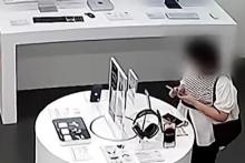 ترفند عجیب این زن برای سرقت آیفون؛ از دندان&zwnj;هایش استفاده کرد!