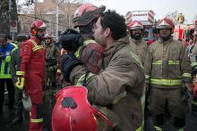 تصاویر/ آتش‌نشانان در اشک و بُهت فاجعه پلاسکو