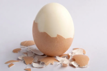 ۱۰ ترفند هوشمندانه برای جدا کردن پوست تخم&zwnj;مرغ