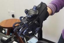 دستکش واقعیت افزوده دستانتان را به دنیای مجازی می‌برد