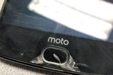 نمایشگر ضد ضربه‌ی موتورلا پوسته پوسته می‌شود