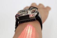 طراحی ساعت هوشمندی که ویدیو پروژکتور می&zwnj;شود