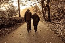 چرا با کهولت سن کمرمان خم می&zwnj;شود؛ راه چاره&zwnj;ای هست؟