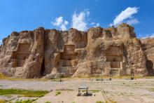 تصویری از داخل آرامگاه داریوش و مرد روی طاقچه!