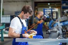 دستبندهای مخصوص، فاصله‌گذاری اجتماعی را به کارگران هشدار می‌دهند