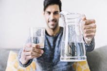 هشت نشانه‌ای که نشان می‌دهد شما بیش از حد آب می‌نوشید