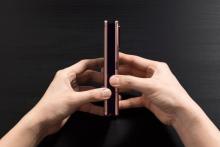 تلفن همراهی که از سه قسمت تا می‌شود!