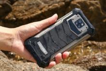 تولید گوشی جان سخت با باتری ۱۰ هزار میلی آمپری