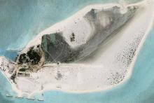 پکن در یک جزیره مورد مناقشه باند پرواز می‌سازد