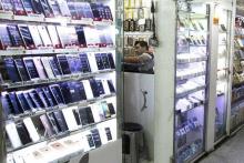 کاهش 10 درصدی قیمت گوشی‌ در پی واردات از کانال‌های رسمی/ ایجاد جو رقابتی و افزایش سرعت عرضه‌ گوشی با افزایش تعداد واردکنندگان قانونی از 50 به 110 شرکت/ تاثیر کاهش نرخ ارز بر بازار گوشی طی روزهای آتی/ لزوم استعلام قیمت­‌های اعلامی گوشی از سامانه‌ی 124 