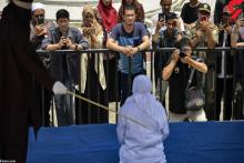 جلوی پدرم به جرم حرف زدن با راننده تاکسی‌ای که از آن پیاده شدم شلاق خوردم