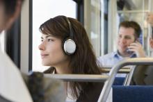 وقتی تنها قدم می‌زنید از هدفون استفاده نکنید!