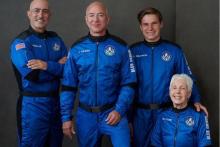 جف بزوس و همراهانش تا ساعاتی دیگر به سفر فضایی می‌روند +عکس