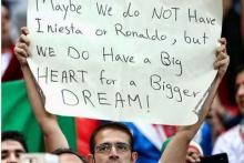 توئیت فیفا در پاسخ به بنر جالب هوادار تیم ملی فوتبال ایران! 