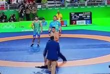 لخت شدن مربیان مغولی در اعتراض به ناداوری در کشتی! (+تصاویر)