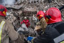 توقف دوباره عملیات آواربرداری با فریادهای یک آتش نشان