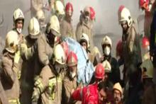 فیلم/ لحظه خروج پیکر آتش&zwnj;نشان شهید از زیر آوارهای پلاسکو 