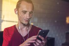 دارندگان آیفون 8 قادرند با نگاه به گوشی پیام‌ها را بی‌صدا کنند