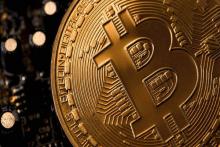 قیمت بیت‌کوین مرز ۱۰ هزار دلار را رد کرد