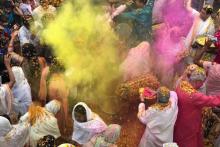 ثبت تصاویر زیبا از مراسم رنگ پاشی هندی با دوربین آیفون ۱۰