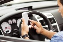 ممنوعیت استفاده از گوشی پشت فرمان حتی هنگام توقف خودرو در فرانسه