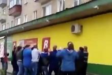 ویدئو/ مردی که همسر و فرزندش را از بالای ساختمان پرت می کند