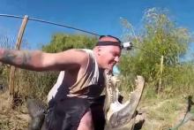 روشی عجیب برای عکس گرفتن از دهان تمساح (+فیلم)