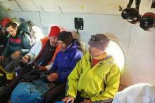 حضور کارکنان کوهنورد مخابراتی در بین امدادگران سقوط هواپیما