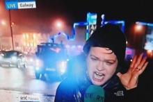 فیلم/ حادثه&zwnj;ای غیرمنتظره در گزارش زنده تلویزیونی 