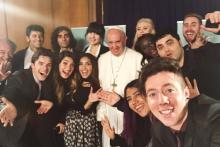 سلفی گروهی فعالان شبکه‌ی YouTube با پاپ فرانسیس 