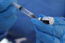 بستری شدن پزشک یونانی پس از تزریق واکسن فایزر