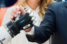 بازوی رباتیک با کنترل مغزی و دارای حس لامسه ساخته شد 