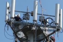 اپراتورها برای رسیدگی به شکایات مشترکان و پشتیبانی صحیح برنامه‌ریزی کنند/ برخورد برخی شهرداری‌ها با نصب دکل‌های اپراتورها، از عوامل عدم آنتن‌دهی است/ اپراتورها باید در مقاطع زمانی معین پیرامون سرویس‌های ارزش افزوده، به مشترکان اطلاع رسانی کنند