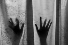 تعرض به دختری ۱۷ ساله در مقابل چشمان همسرش